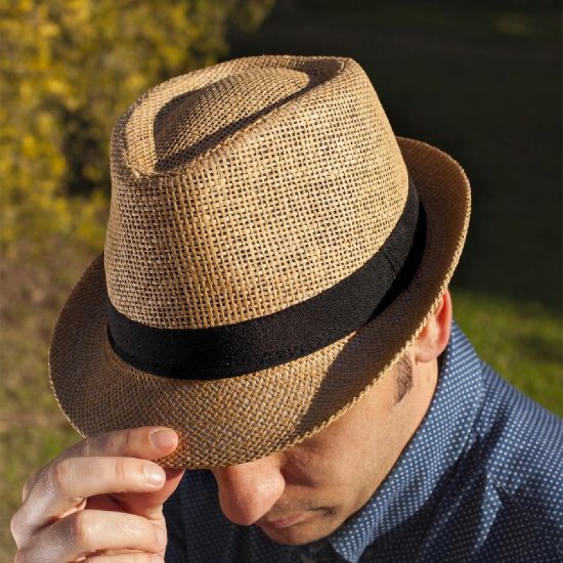 Sombrero de ala corta modelo