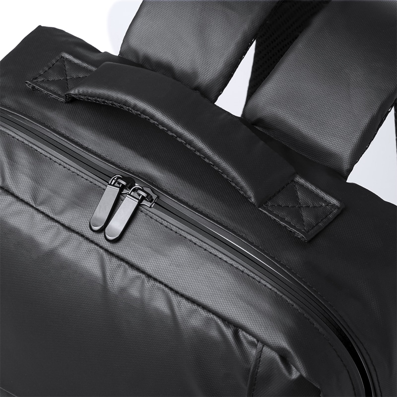 Mochila confeccionada en elegante polipiel 3
