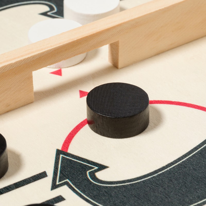 juego de mesa fabricado en madera ambiente