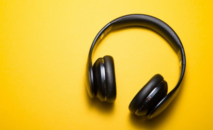 Auriculares_fondo_amarillo